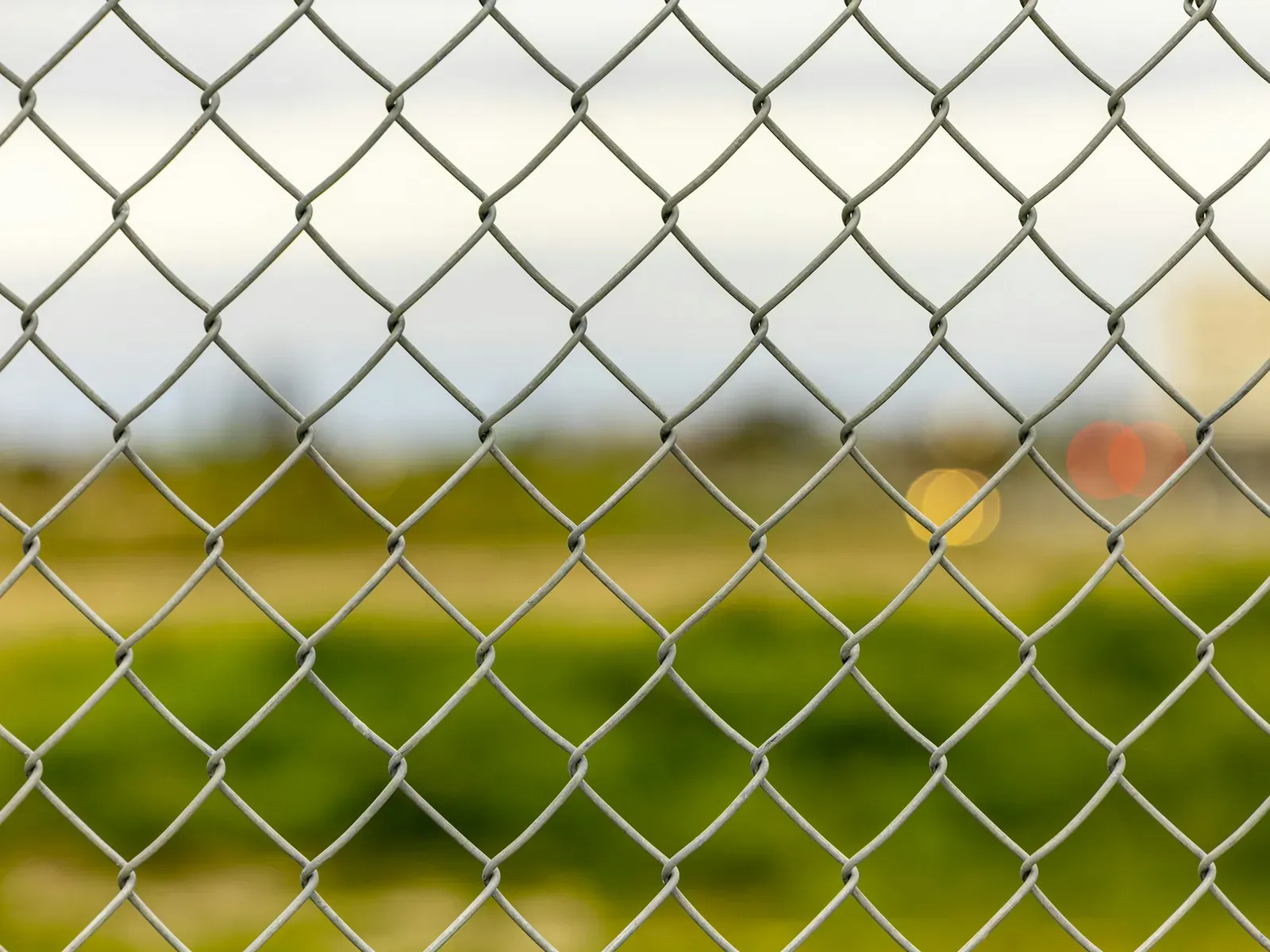 Diamond-pattern chain-link fencing